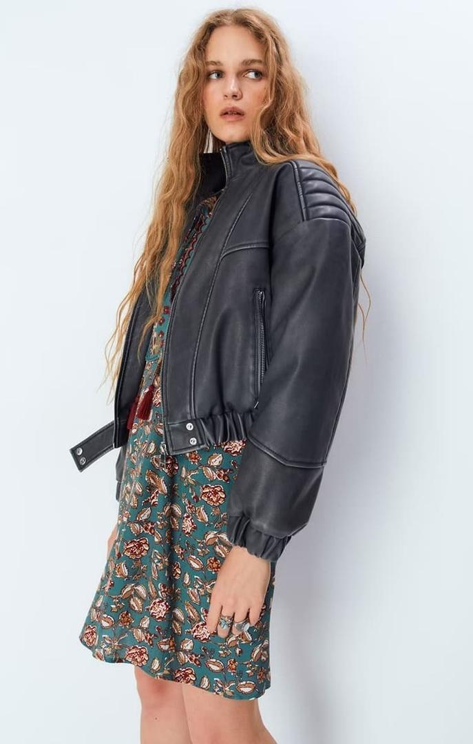 La cazadora de polipiel efecto lavado de mujer de Sfera en El Corte Inglés