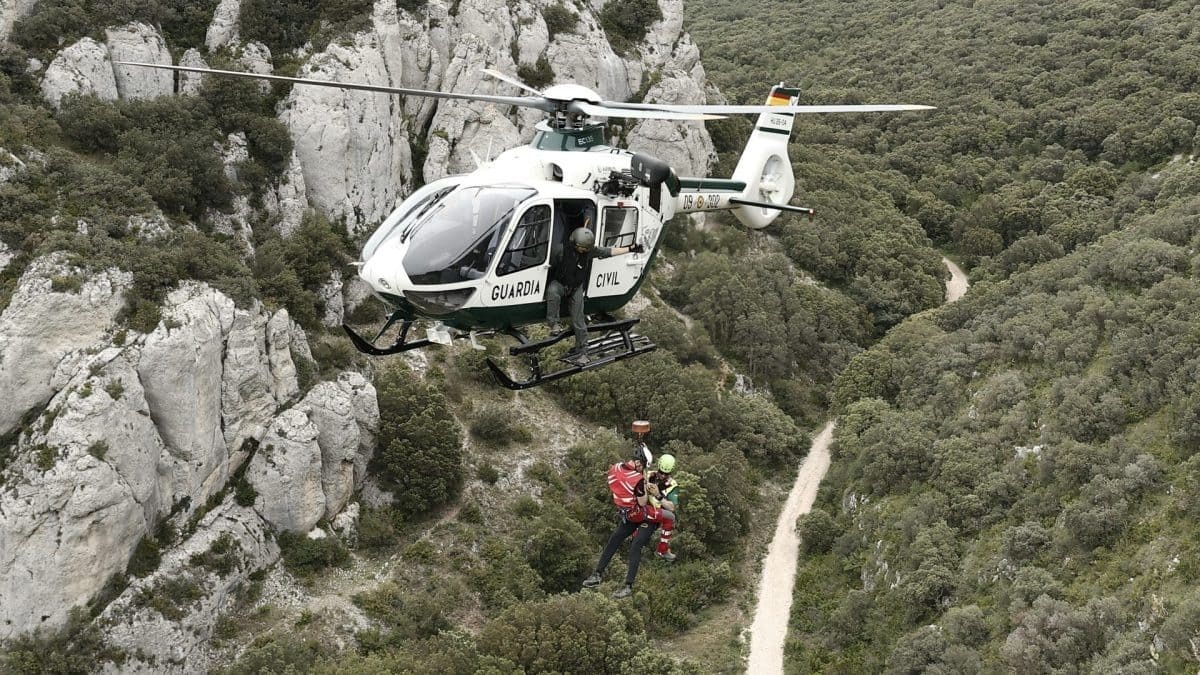 Helicóptero de rescate de la Guardia Civil durante una labor de rescate