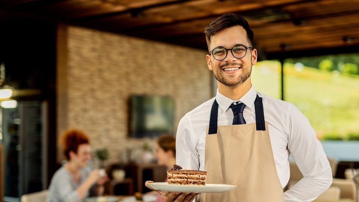 Un camarero, en un establecimiento de hostelería de Andalucía