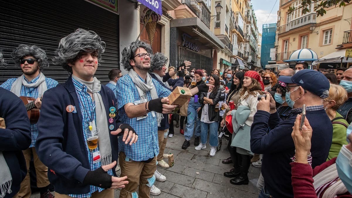 Una agrrupación callejera cantando por las calles de Cádiz
