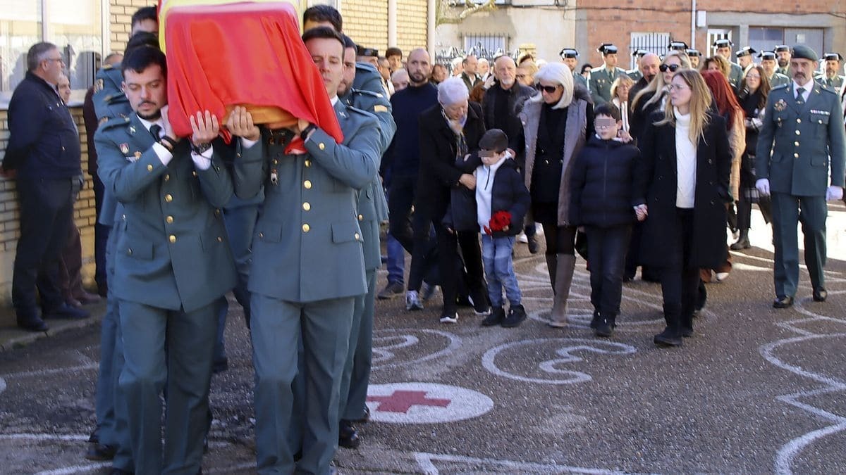 Entierro de uno de los guardias civiles tras ser embestidos por la narcolancha