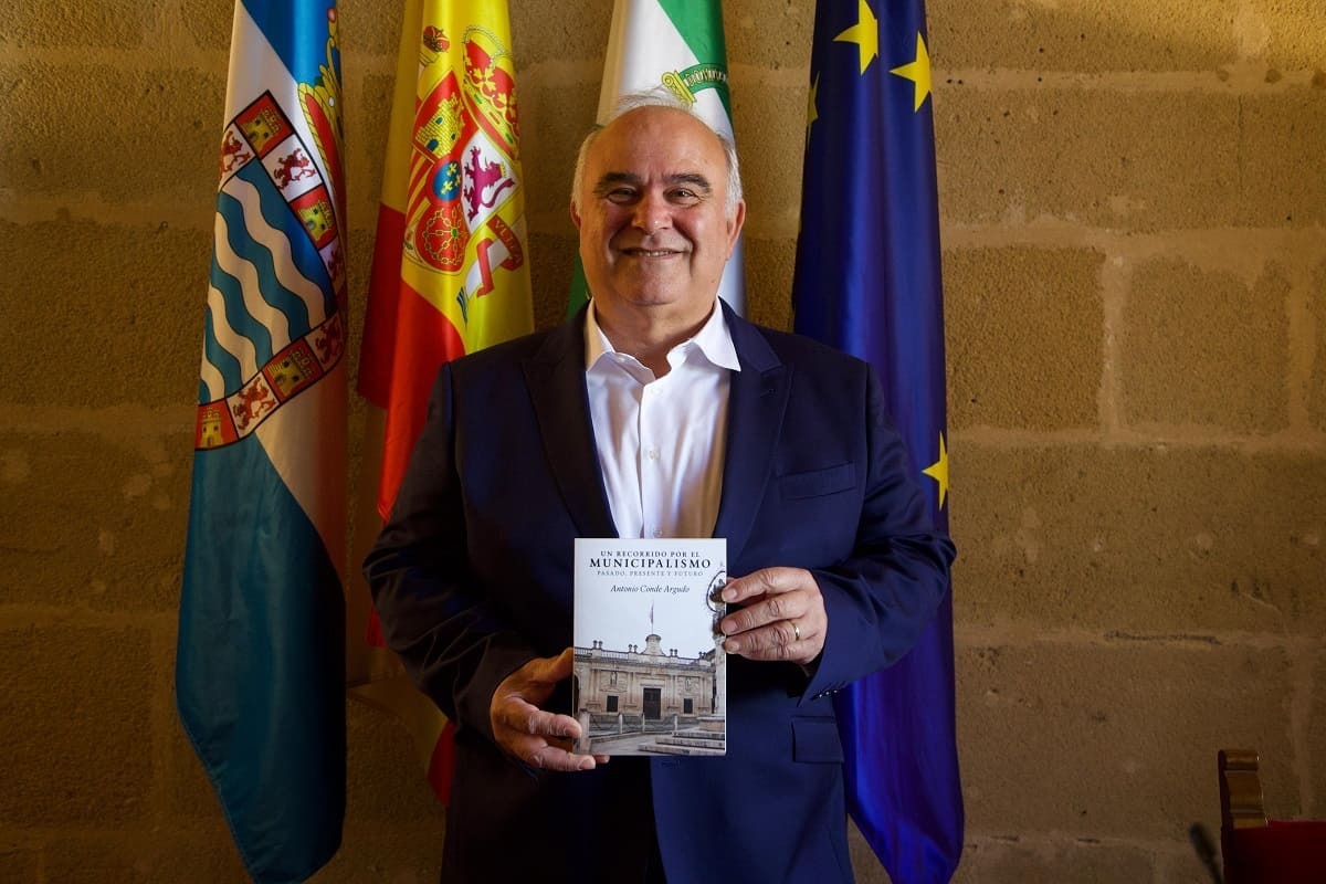 Antonio Conde posa con un ejemplar del libro