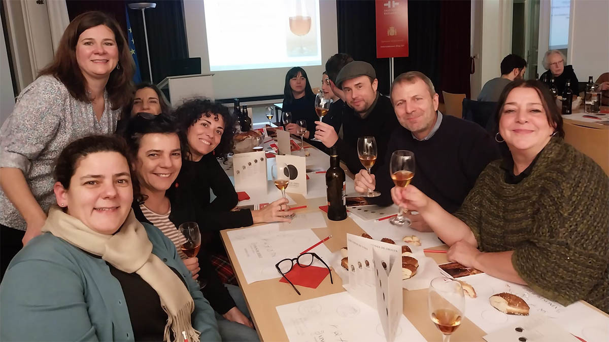 Carmen Pérez Acosta junto a varios participantes de la cata de vinos de Jerez en el Instituto Cervantes de Bremen 