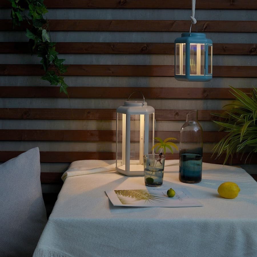 La lámpara de mesa LED farol exterior con pilas SOMMARLÅNKE de Ikea