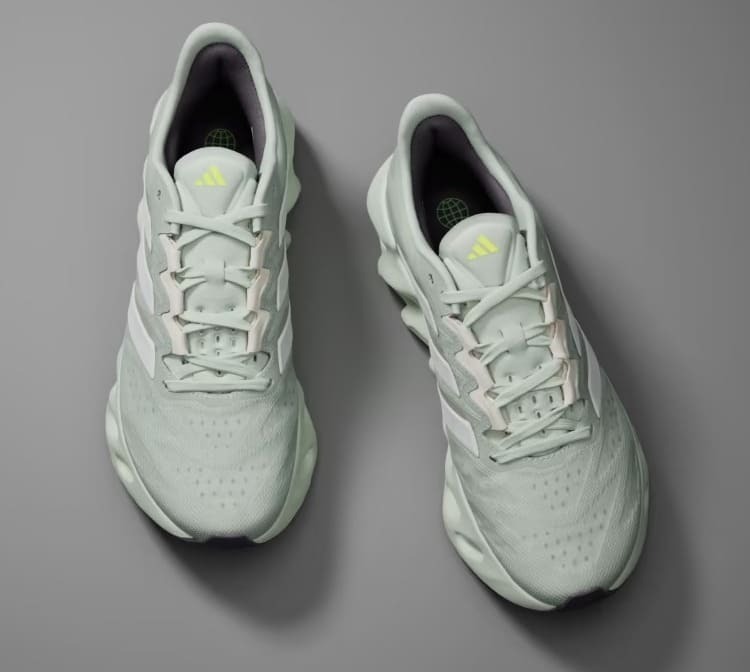 Las zapatillas Switch FWD Running de Adidas con estilo retrofuturista