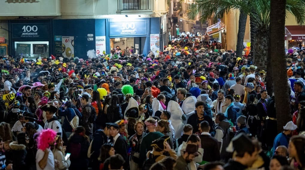 Concentración de personas haciendo botellón en la plaza de la Catedral