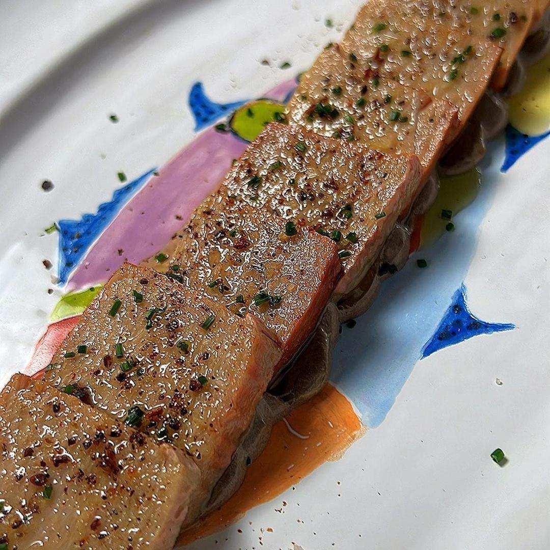 entresca atún ahumado sobre mahonesa de Ajos negros en Restaurante Casa Rufino