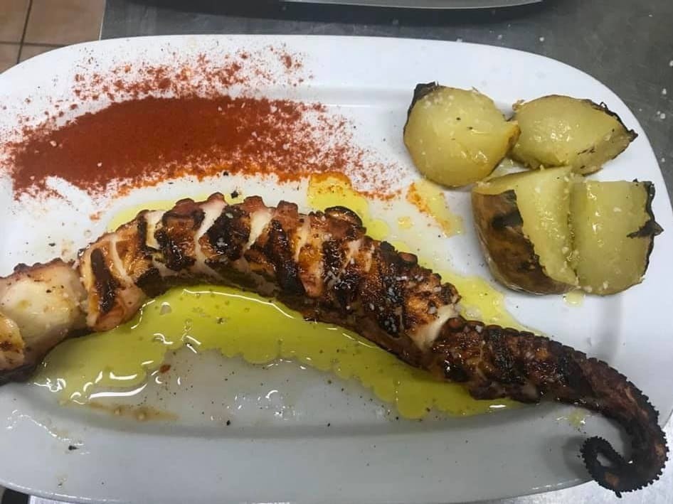 Pulpo al Carbón en Restaurante Barlovento en Puerto Deportivo El Terrón (Lepe)