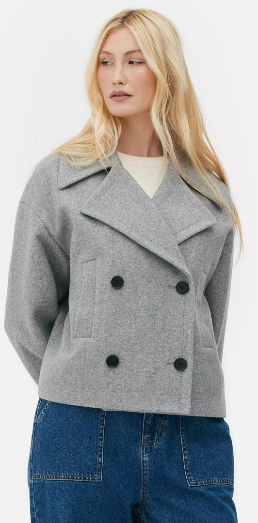 La gabardina corta de Paula Echevarría de color gris de Primark