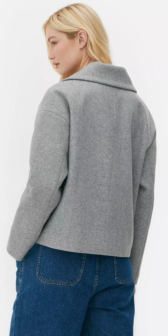 La gabardina corta de Paula Echevarría de color gris de Primark