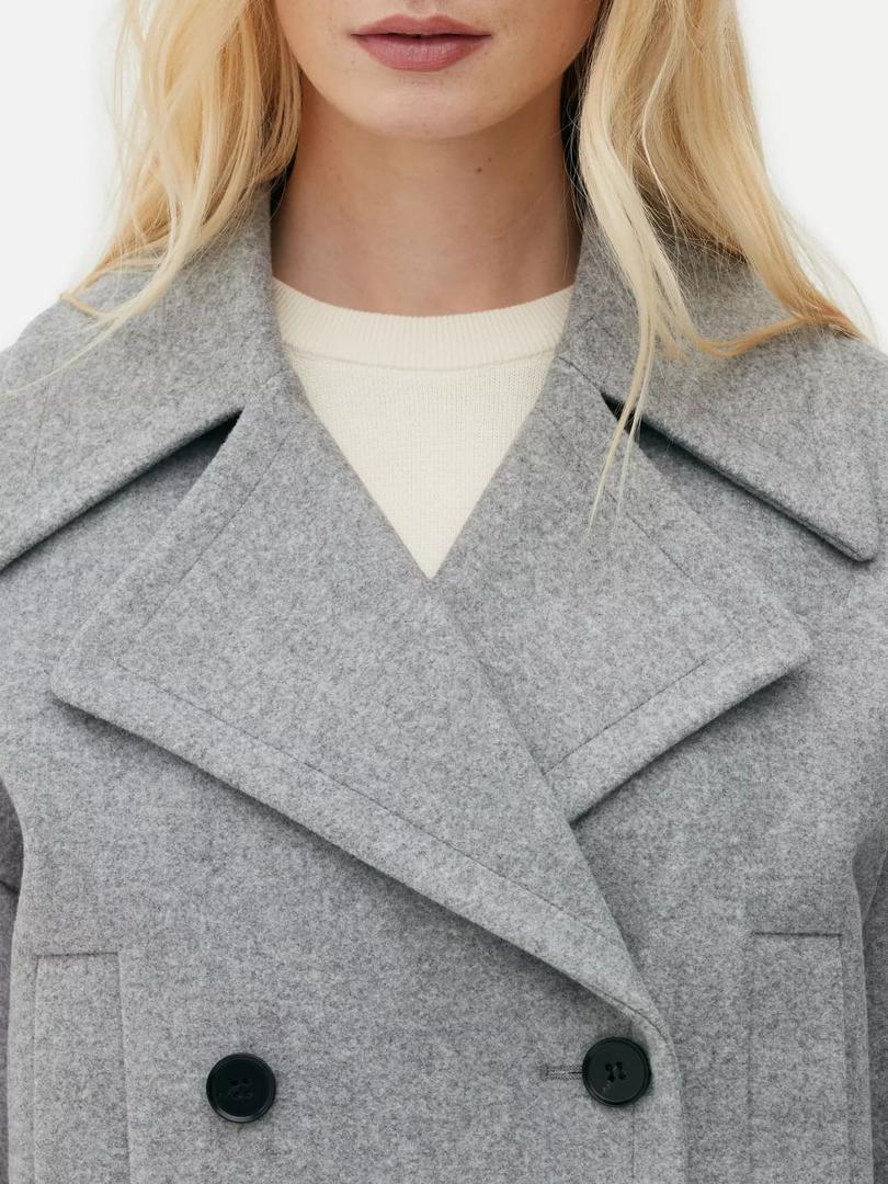 La gabardina corta de Paula Echevarría de color gris de Primark