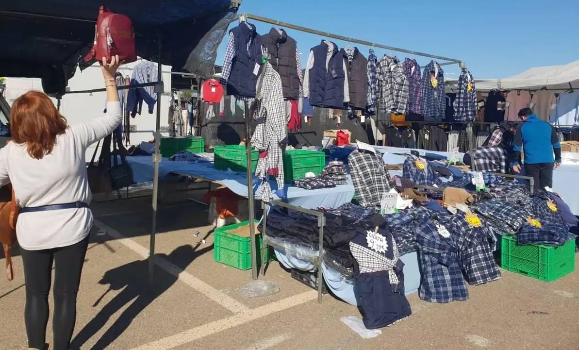 El mercadillo del Parque Alcosa en Sevilla