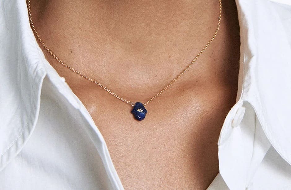 Collar de plata 925 con piedra sodalita motivo mano de Fatima de Parfois