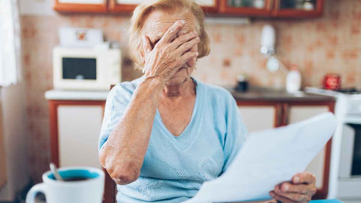 Pensionista preocupada por el último aviso de la Seguridad Social