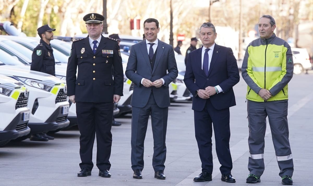El presidente de la Junta, Juanma Moreno, junto al consejero de la Presidencia Antonio Sanz