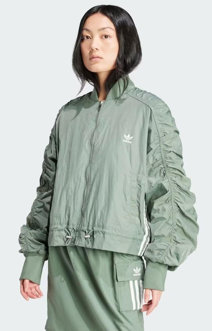 La chaqueta bomber ligera de color verde de Adidas Originals