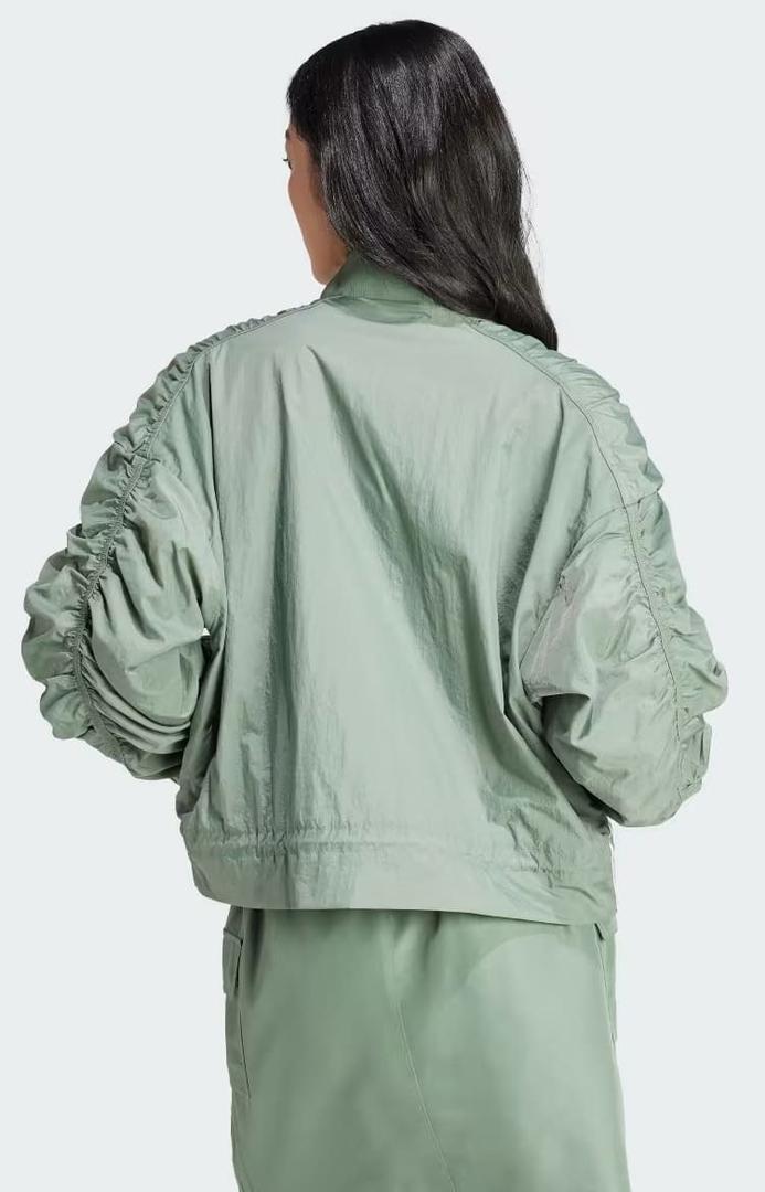 La chaqueta bomber ligera de color verde de Adidas Originals