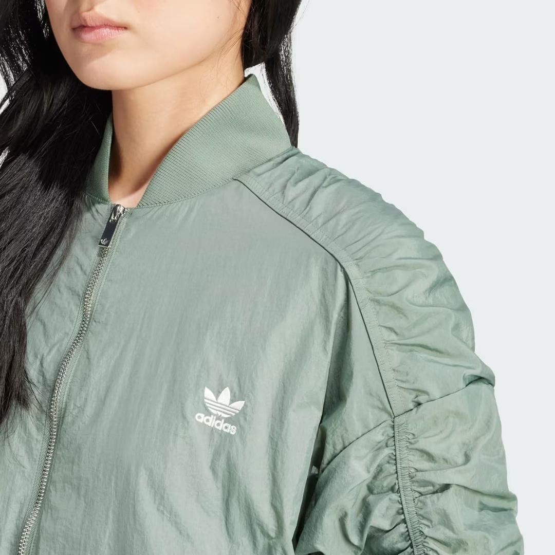 La chaqueta bomber ligera de color verde de Adidas Originals