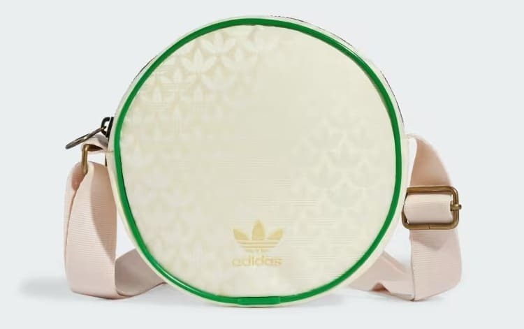 El bolso redondo de Jacquard con monograma y trébol de Adidas