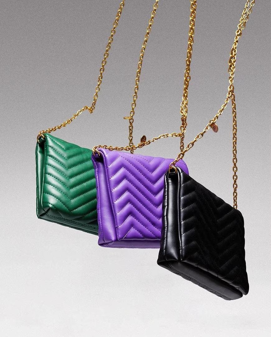 Bandolera acolchada con cierre de imán