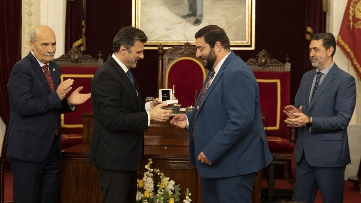 Fernando Díaz recibe un obsequio de manos del alcalde de Cádiz, Bruno García