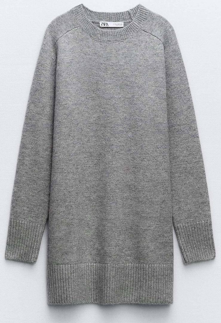 El vestido mini de punto soft de color gris de Zara para combinar con sus botas altas con hebilla