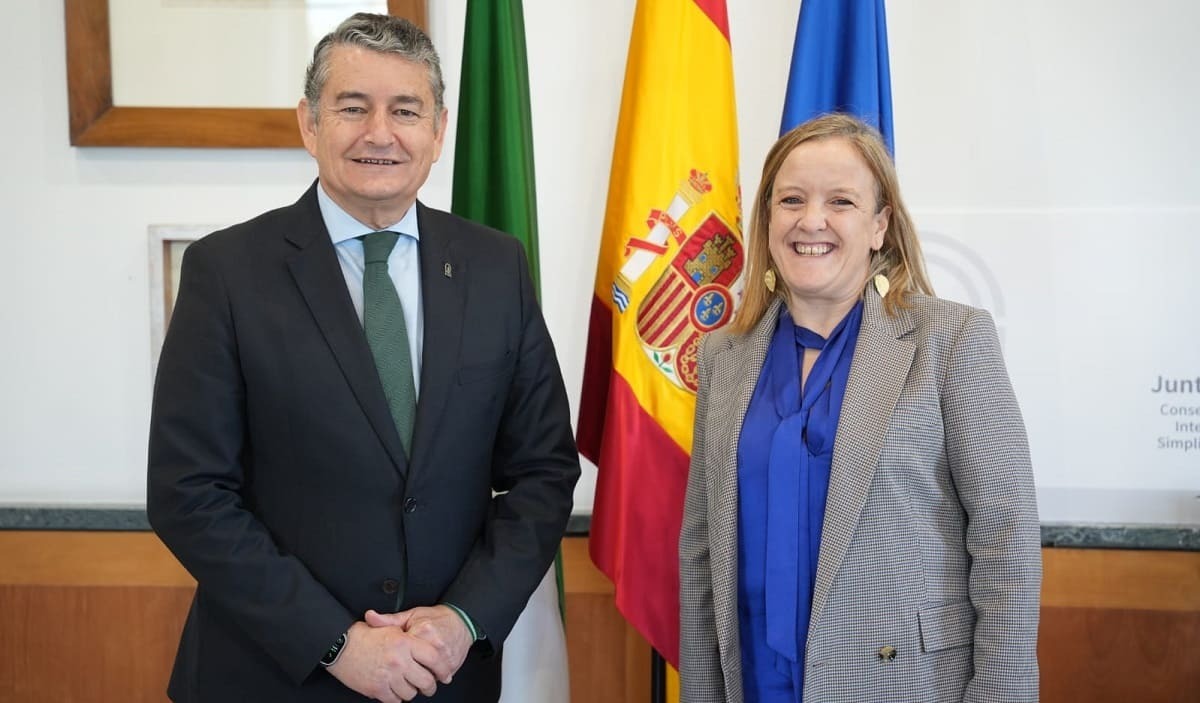 Antonio Sanz, junto a la consejera de Presidencia de Cantabria