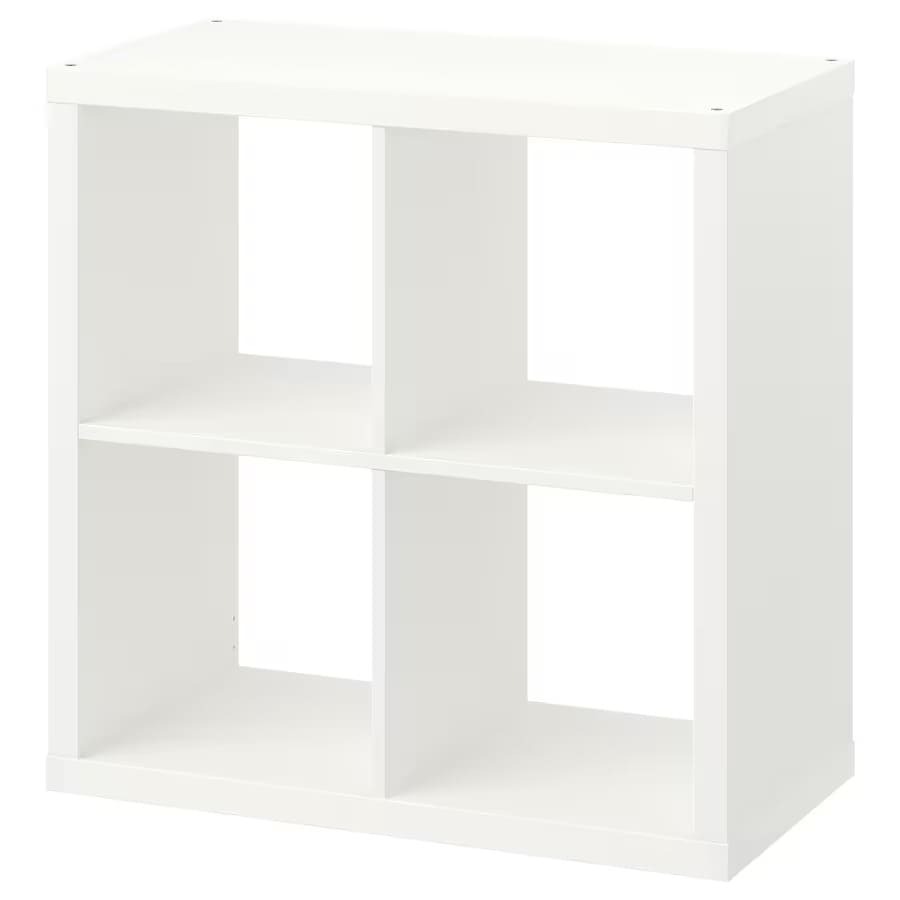 La estantería KALLAX cuadrada con cuatro compartimentos de color blanco de Ikea