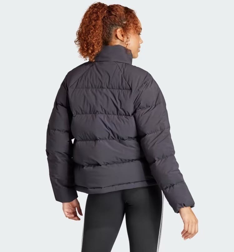 La chaqueta de plumón Helionic Relaxed de color negro de Adidas