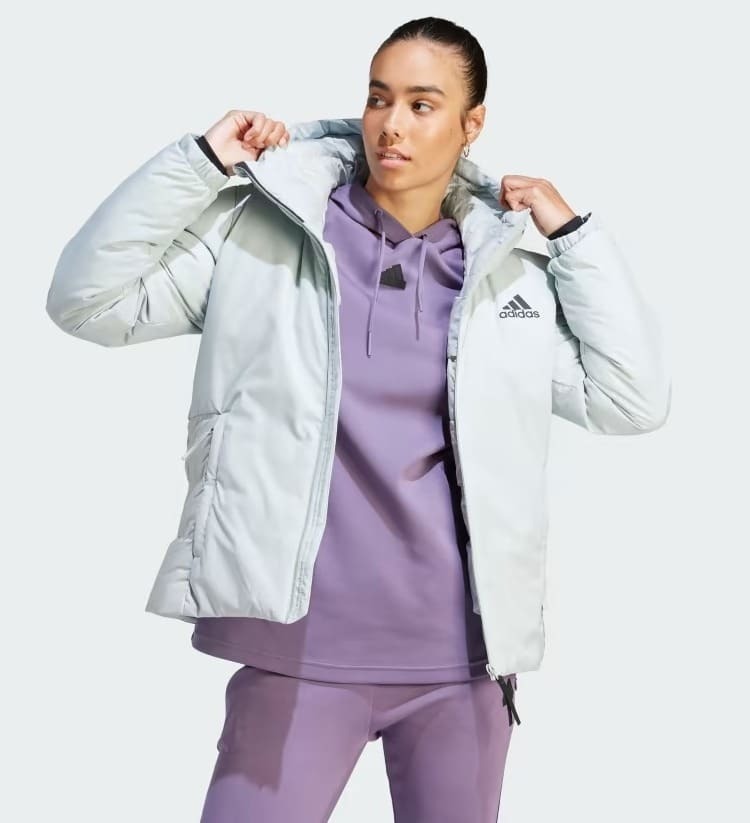 La chaqueta de plumón Traveer Cold.Dry gris azulado de Adidas