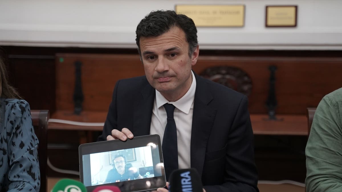 Bruno García muestra una captura de pantalla donde aparece Kichi | Foto: José Antonio Pliego