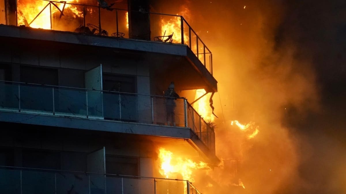 El fuego ha devorado un edificio de 14 plantas