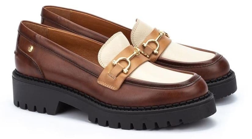 Mocasines de piel con detalle metálico