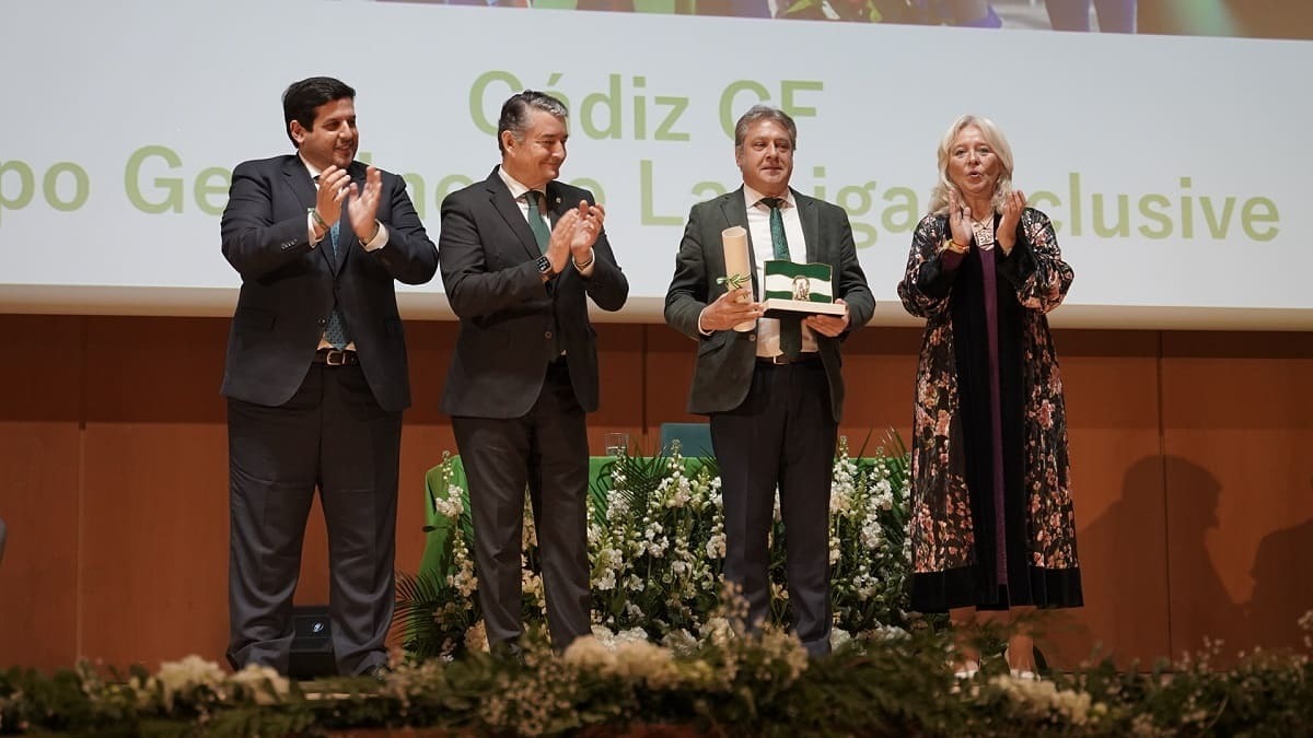 Pepe Mata, en nombre del Cádiz CF ha recogido un premio | Foto: José Antonio Pliego para ElMIRA