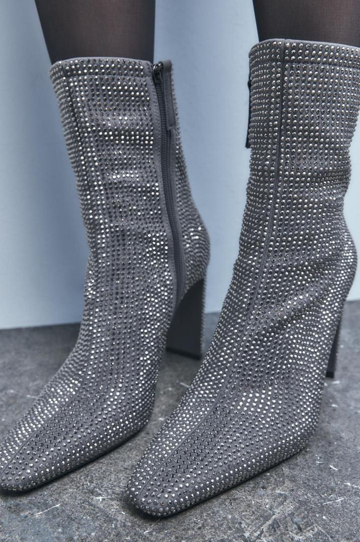Botín con tacón y brillos plata de Zara