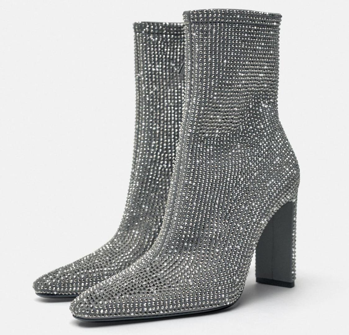 Botín con tacón y brillos plata de Zara