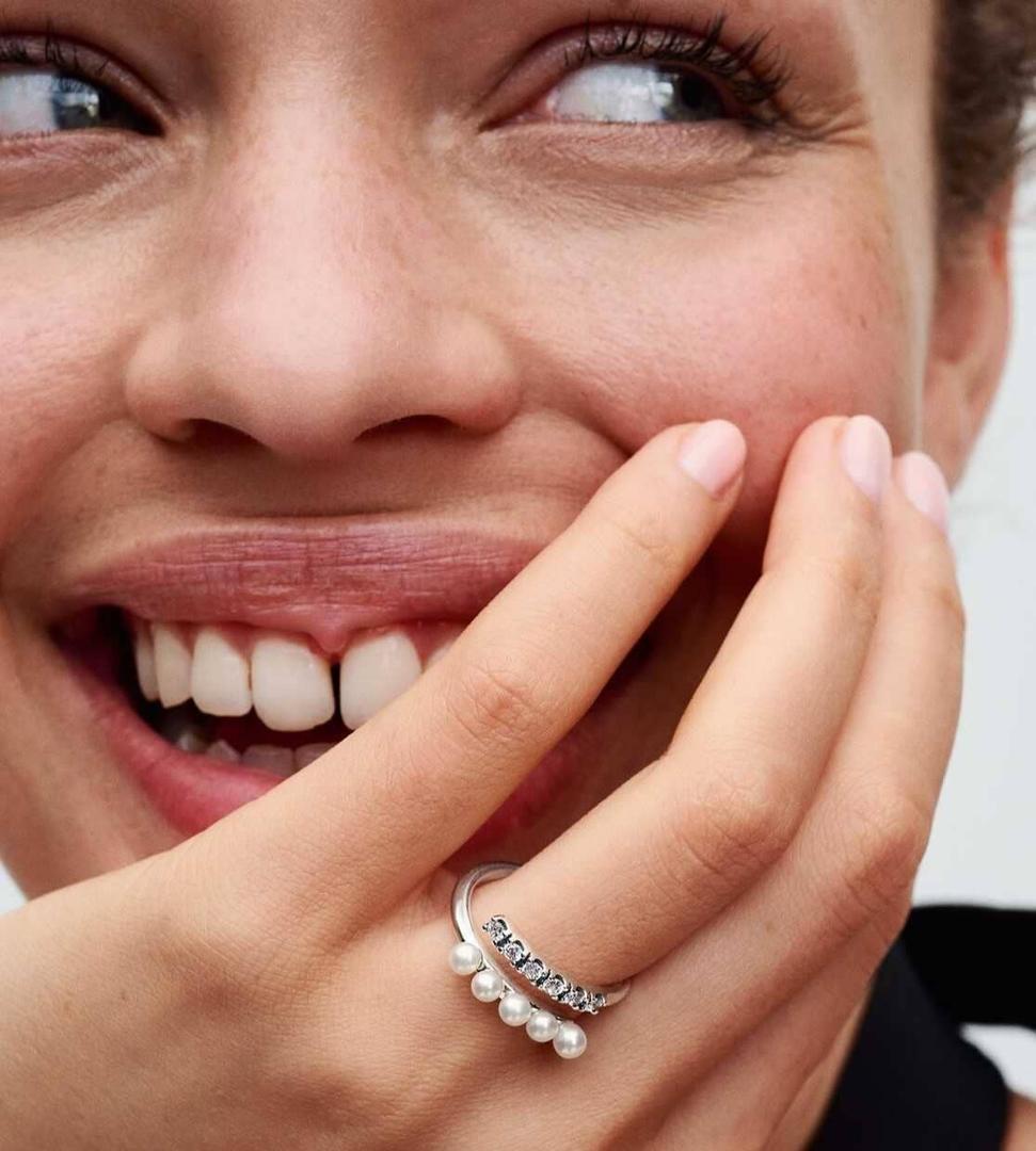 Anillo Abierto Perlas Cultivadas de Agua Dulce y Pavé de Pandora