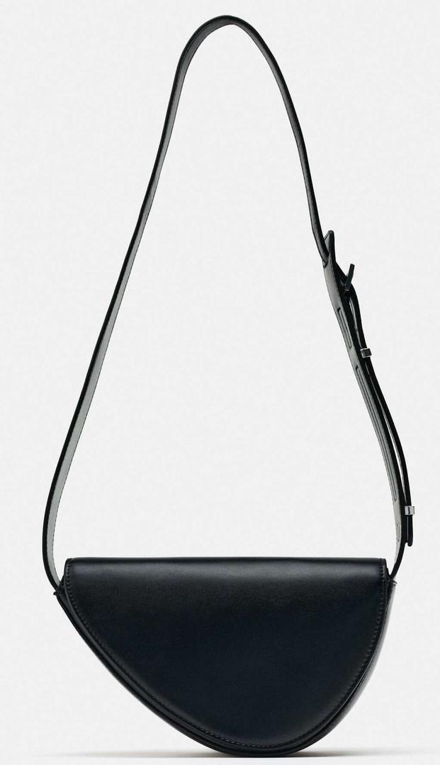 El bolso bandolera asimétrico negro de Zara