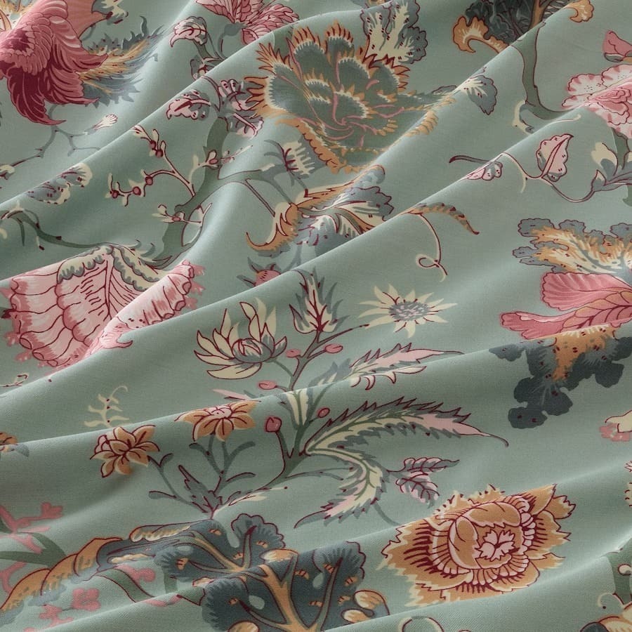 La sábana floral verde grisáceo y multicolor NÄSSELKLOCKA de Ikea