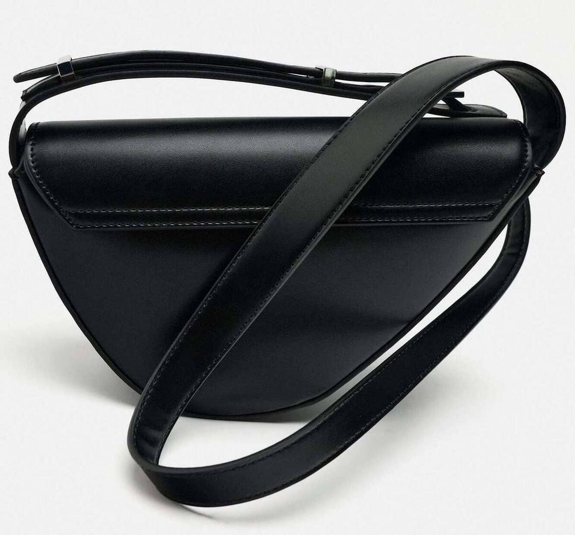 El bolso bandolera asimétrico negro de Zara