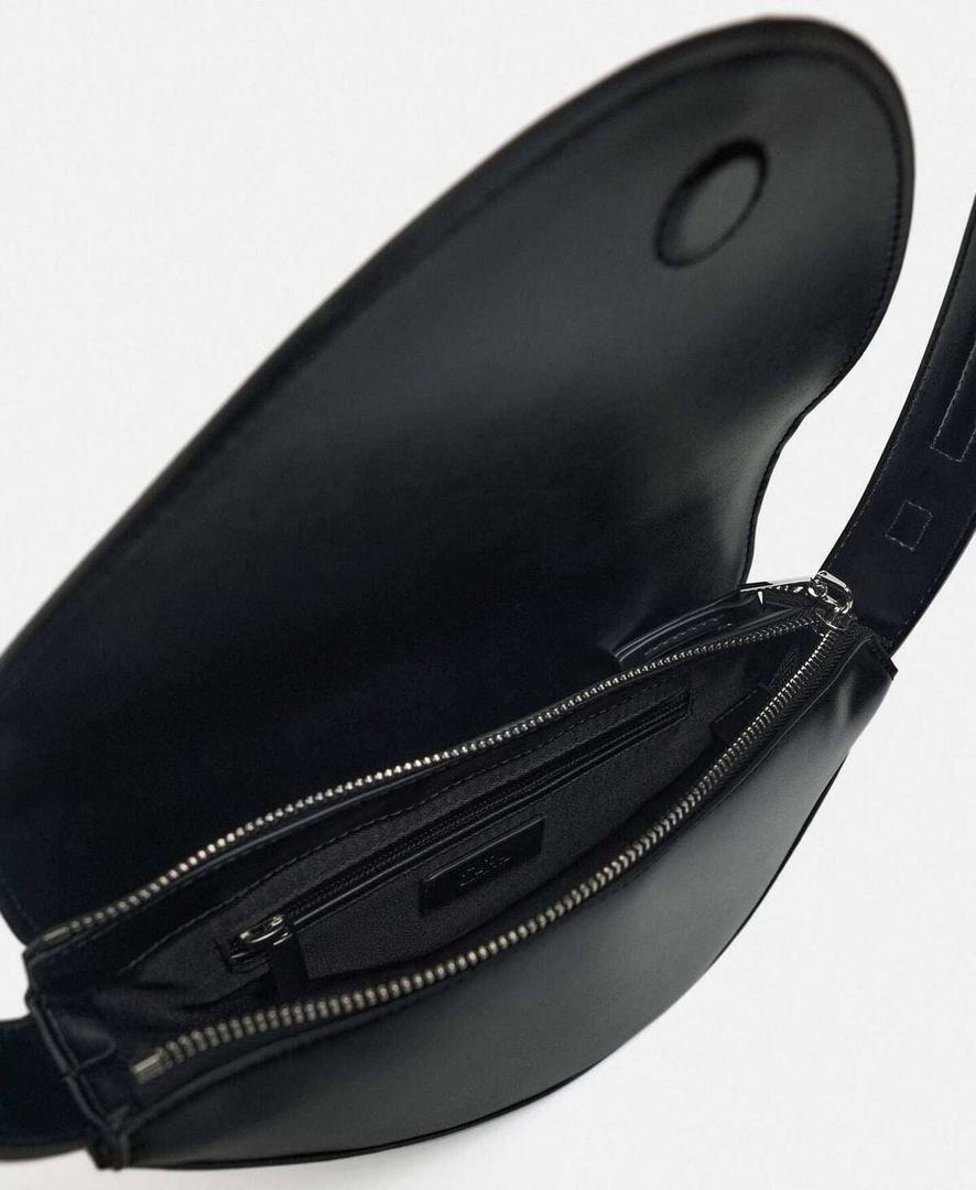 El bolso bandolera asimétrico negro de Zara
