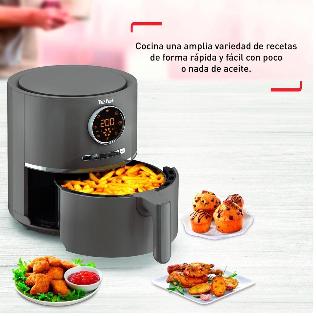 La freidora de aire sin aceite de Tefal de color gris en Carrefour