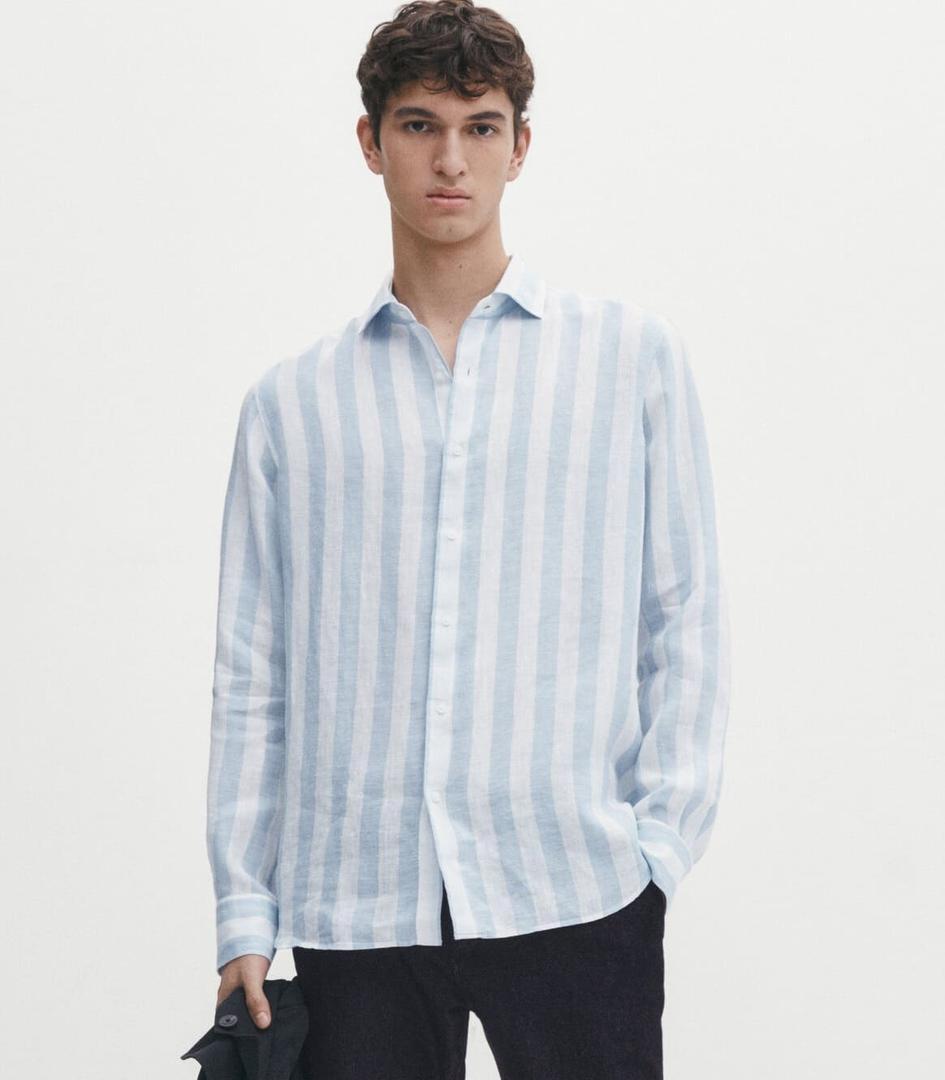 Camisa blanca y azul a rayas de Massimo Dutti