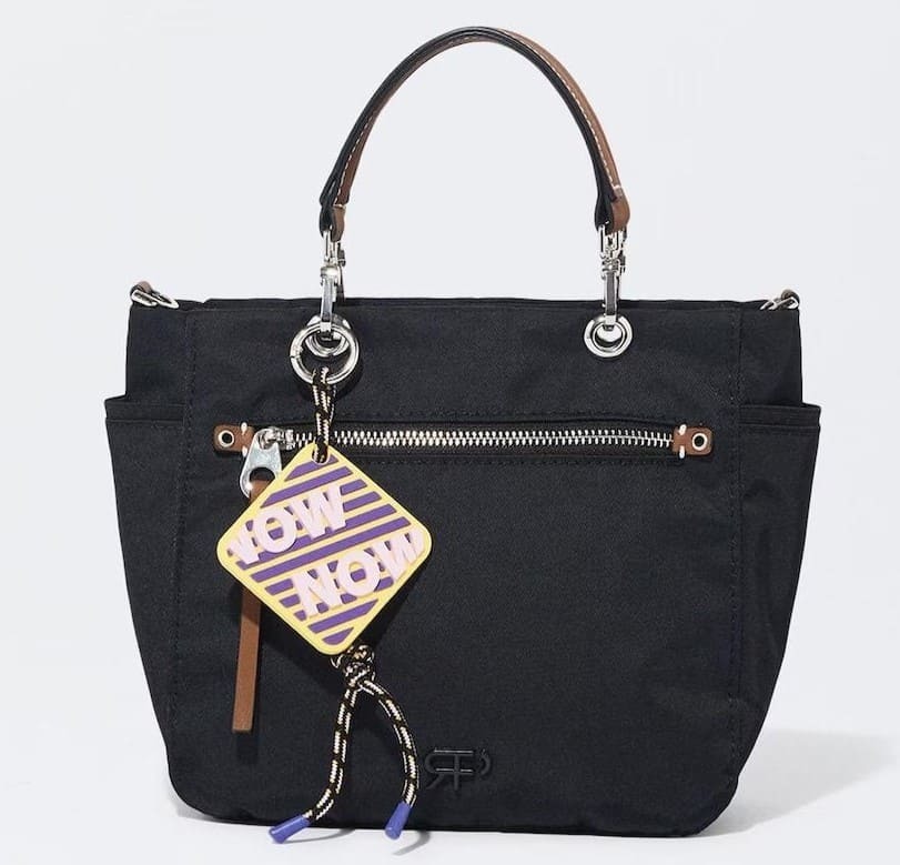 Bolso de hombro estilo shopper con colgante decorativo