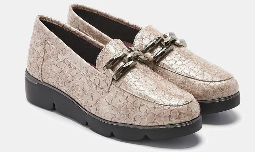 Mocasines en charol con grabado de coco 24 HRS