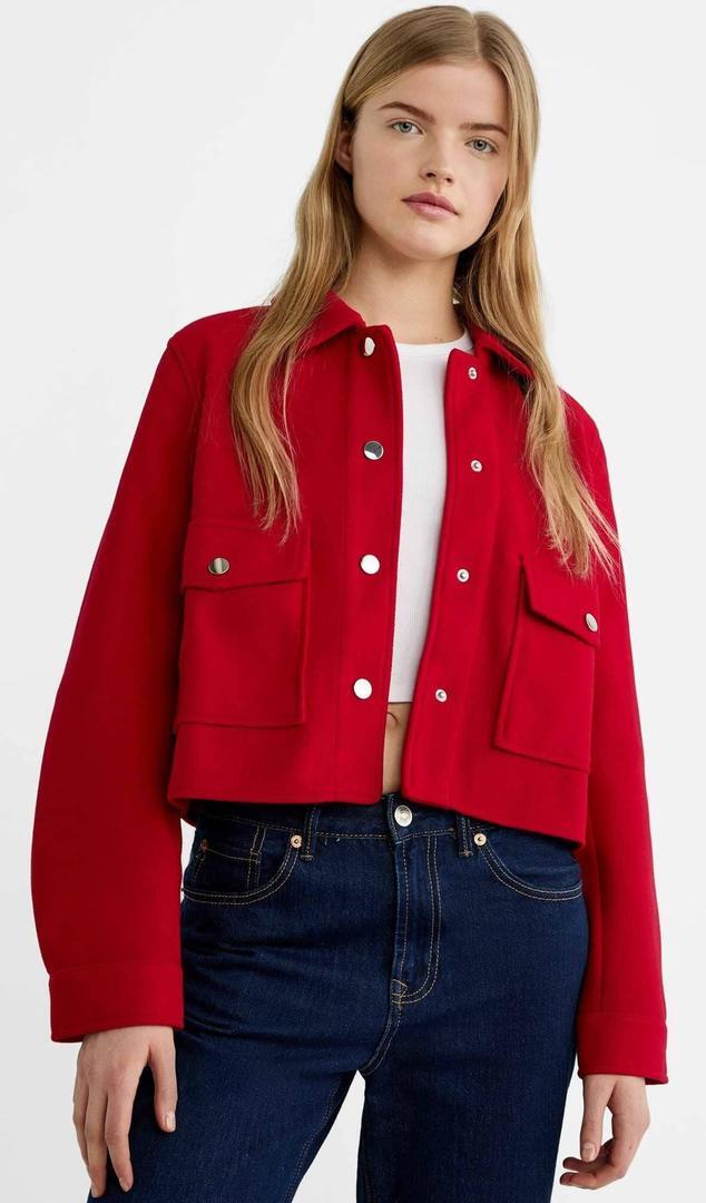 Cazadora corta soft de Stradivarius