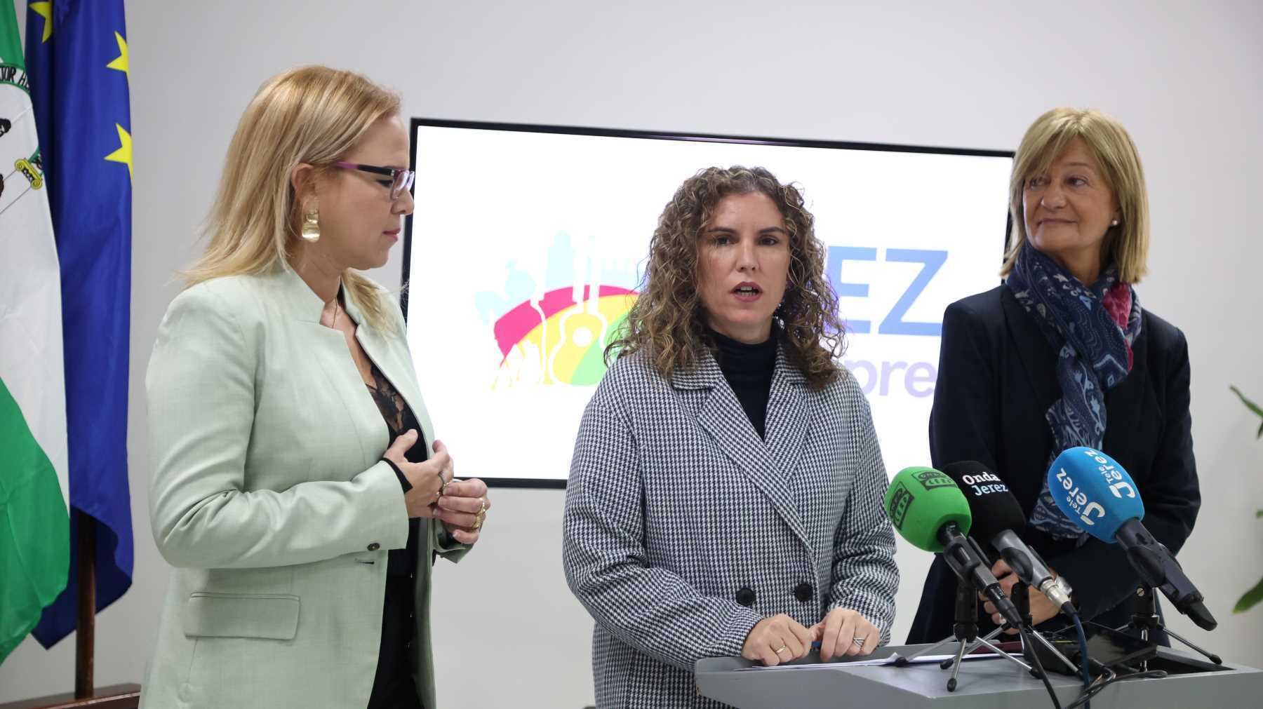 Susana Sánchez, junto a las delegadas Yessika Quintero y Carmen Pina | Cristo García