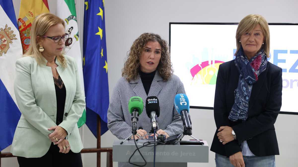 Susana Sánchez, junto a las delegadas Yessika Quintero y Carmen Pina | Cristo García