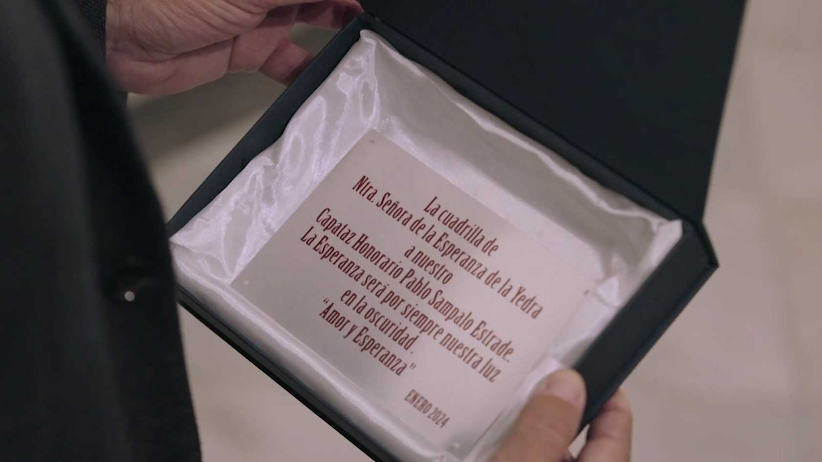 Recuerdo de la cuadrilla de la Esperanza de la Yedra a Pablo Sampalo