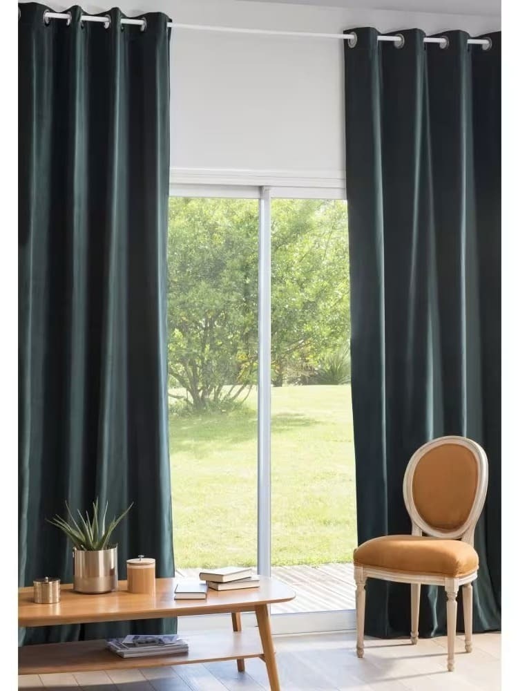 La cortina de ojales de terciopelo de algodón verde esmeralda de Maisons du Monde con la que compite Leroy Merlin